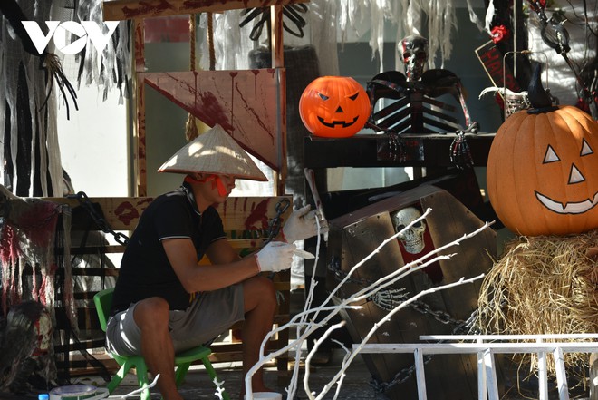 Phố H&agrave;ng M&atilde; ngập tr&agrave;n đồ h&oacute;a trang kinh dị trước thềm Halloween - Ảnh 7.