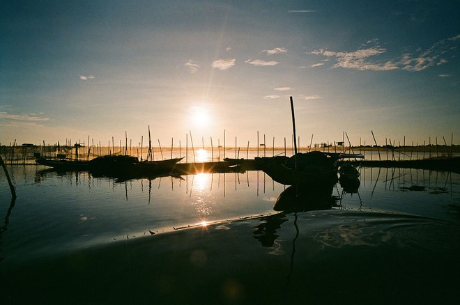 Kh&aacute;m ph&aacute; n&eacute;t đẹp d&acirc;n d&atilde; m&agrave; n&ecirc;n thơ của những đầm, ph&aacute; tại ven biển miền Trung - Ảnh 2.