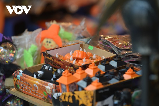Phố H&agrave;ng M&atilde; ngập tr&agrave;n đồ h&oacute;a trang kinh dị trước thềm Halloween - Ảnh 6.