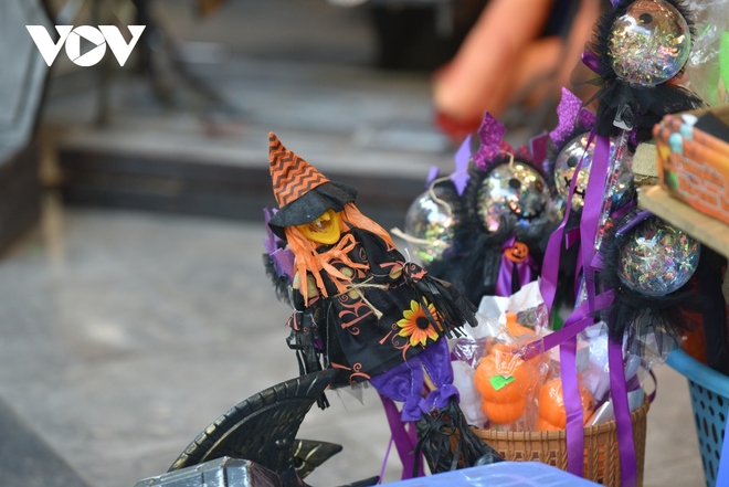 Phố Hàng Mã ngập tràn đồ hóa trang kinh dị trước thềm Halloween - Ảnh 5.
