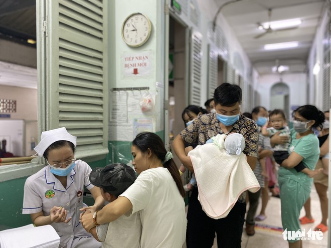 Bệnh nhi mắc bệnh h&ocirc; hấp tăng mạnh ở TP.HCM, b&aacute;c sĩ xuy&ecirc;n đ&ecirc;m cứu chữa - Ảnh 1.