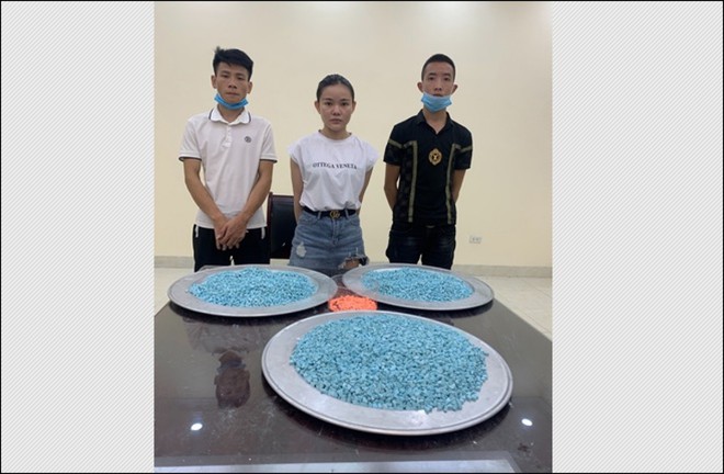 Ma t&uacute;y ngụy trang b&aacute;nh kẹo, tương ớt đưa từ Đức về Việt Nam - Ảnh 1.