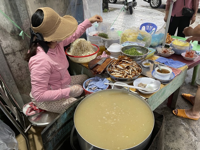 Tô cháo chả nóng hổi giữa trời chiều Phú Quốc - Ảnh 6.