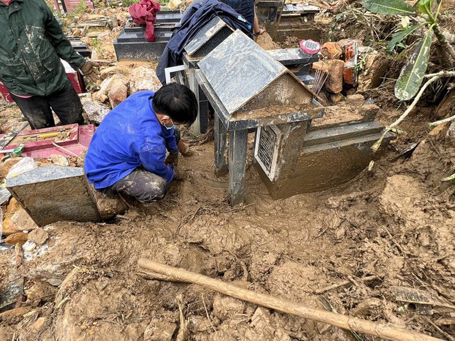 Nghĩa trang lớn nhất Đ&agrave; Nẵng: 610 ng&ocirc;i mộ bị v&ugrave;i lấp, qu&acirc;n v&agrave; d&acirc;n c&ugrave;ng khắc phục hậu quả - Ảnh 3.
