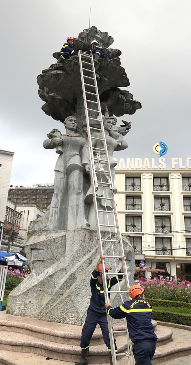 Giải cứu nam thanh niên leo lên nóc tượng đài trước chợ Đà Lạt - Ảnh 2.
