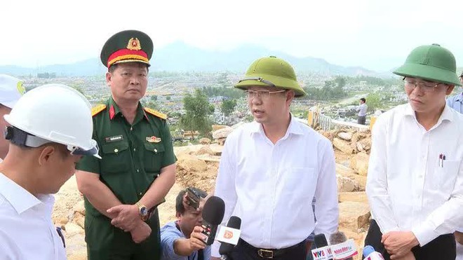 Nghĩa trang lớn nhất Đ&agrave; Nẵng: 610 ng&ocirc;i mộ bị v&ugrave;i lấp, qu&acirc;n v&agrave; d&acirc;n c&ugrave;ng khắc phục hậu quả - Ảnh 1.
