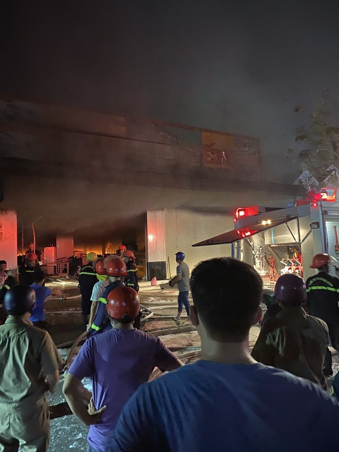 CLIP: Đang cháy lớn tại cửa hàng đồ gỗ gia dụng ở Bạc Liêu - Ảnh 1.