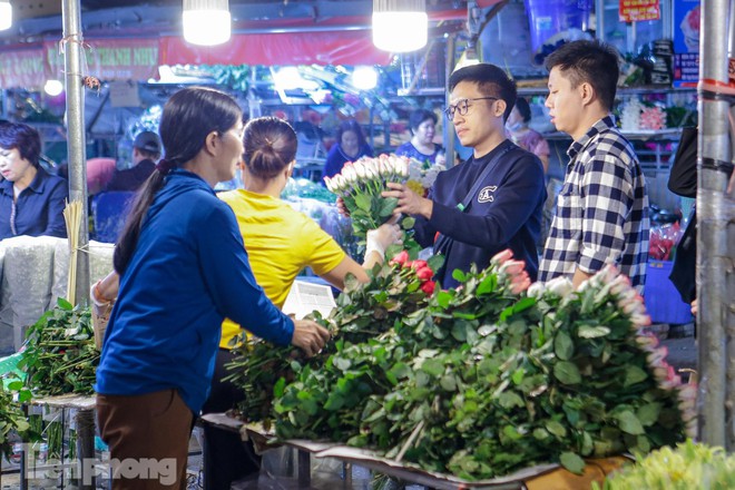 Chợ hoa đêm lớn nhất Hà Nội đông nghẹt khách trước dịp 20/10 - Ảnh 12.