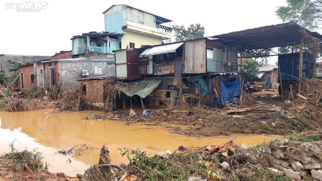 Rốn lũ H&ograve;a Vang ngổn ngang sau mưa ngập lịch sử ở Đ&agrave; Nẵng - Ảnh 7.