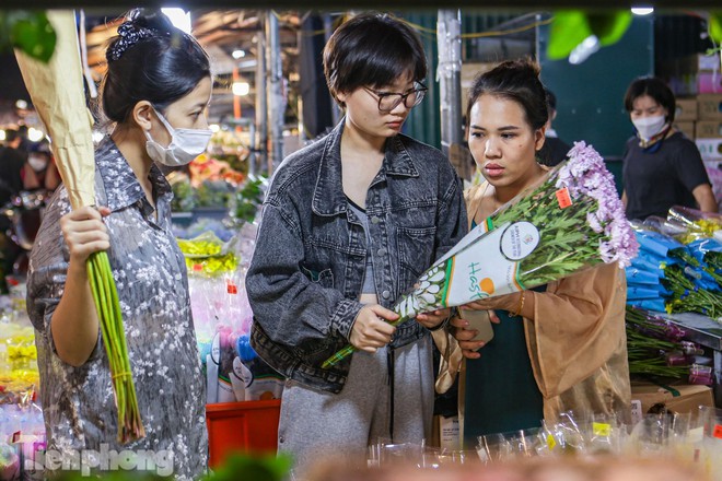 Chợ hoa đêm lớn nhất Hà Nội đông nghẹt khách trước dịp 20/10 - Ảnh 3.