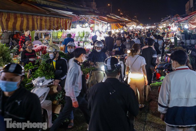 Chợ hoa đêm lớn nhất Hà Nội đông nghẹt khách trước dịp 20/10 - Ảnh 2.