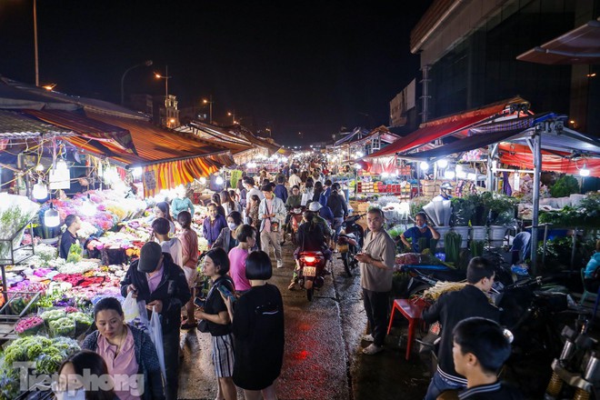 Chợ hoa đêm lớn nhất Hà Nội đông nghẹt khách trước dịp 20/10 - Ảnh 1.