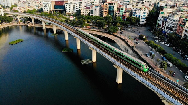 Hơn 32.000 lượt khách đi tàu điện Cát Linh - Hà Đông mỗi ngày - Ảnh 1.