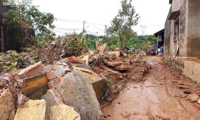 Rốn lũ H&ograve;a Vang ngổn ngang sau mưa ngập lịch sử ở Đ&agrave; Nẵng - Ảnh 6.