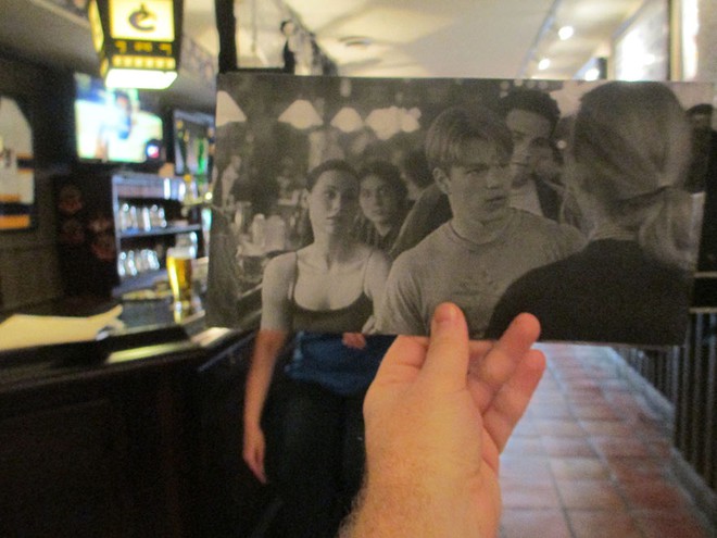 Bộ ảnh th&uacute; vị ghi lại khung cảnh ngo&agrave;i đời từng xuất hiện trong những bộ phim kinh điển - Ảnh 1.