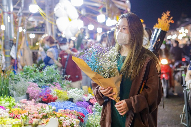 Chợ hoa đêm lớn nhất Hà Nội đông nghẹt khách trước dịp 20/10 - Ảnh 10.