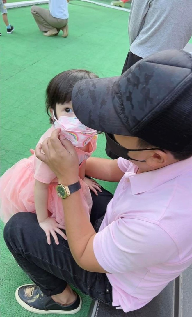 Những khoảnh khắc hiếm hoi h&eacute; lộ dung mạo xinh như b&uacute;p b&ecirc; của con g&aacute;i Trường Giang - Ảnh 6.