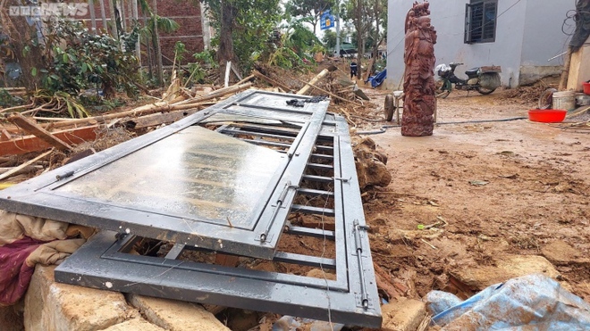 Rốn lũ H&ograve;a Vang ngổn ngang sau mưa ngập lịch sử ở Đ&agrave; Nẵng - Ảnh 4.