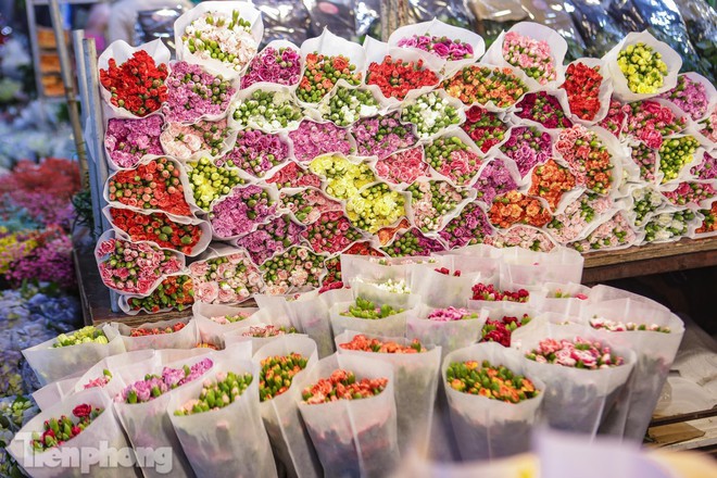 Chợ hoa đêm lớn nhất Hà Nội đông nghẹt khách trước dịp 20/10 - Ảnh 8.
