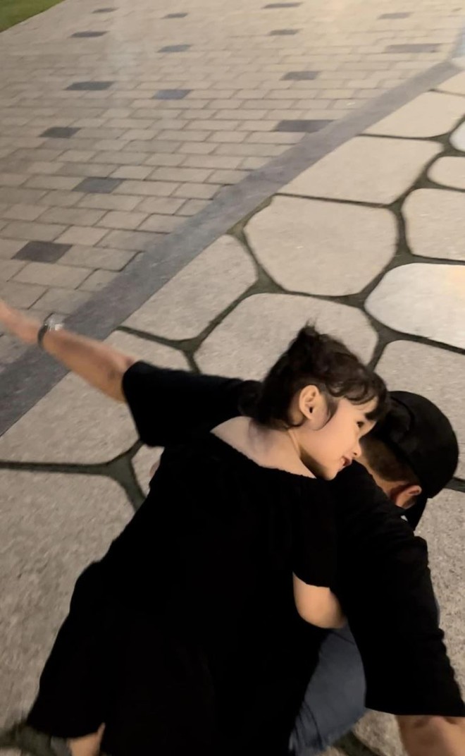 Những khoảnh khắc hiếm hoi h&eacute; lộ dung mạo xinh như b&uacute;p b&ecirc; của con g&aacute;i Trường Giang - Ảnh 4.