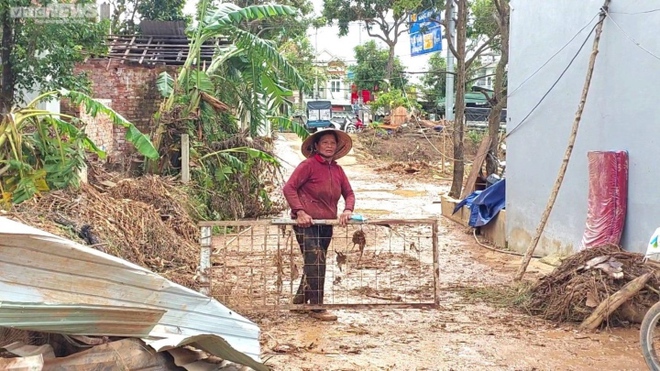Rốn lũ H&ograve;a Vang ngổn ngang sau mưa ngập lịch sử ở Đ&agrave; Nẵng - Ảnh 2.