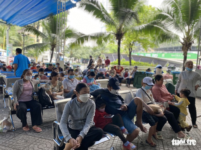 Bệnh h&ocirc; hấp v&agrave;o m&ugrave;a, rồng rắn xếp h&agrave;ng chờ kh&aacute;m ở Bệnh viện Nhi đồng 2 - Ảnh 5.