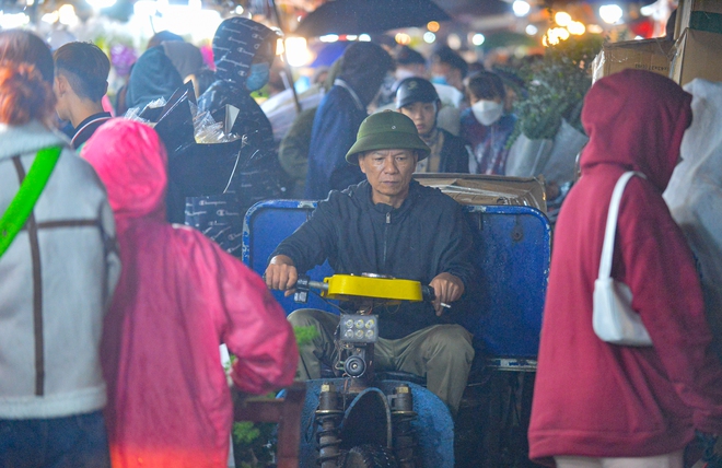 Ảnh: Đội mưa đi chợ hoa đ&ecirc;m lớn nhất miền Bắc trước ng&agrave;y 20/10, nhiều người co ro v&igrave; lạnh - Ảnh 6.