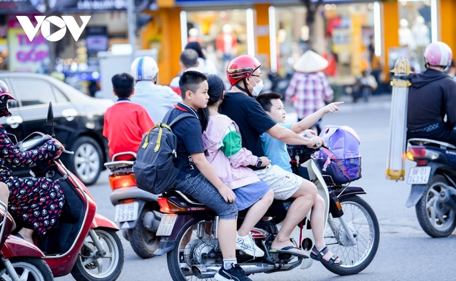 Nhan nhản phụ huynh đưa đón con để đầu trần, vượt đèn đỏ trên đường phố Hà Nội - Ảnh 5.