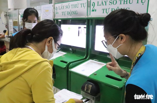 Bệnh h&ocirc; hấp v&agrave;o m&ugrave;a, rồng rắn xếp h&agrave;ng chờ kh&aacute;m ở Bệnh viện Nhi đồng 2 - Ảnh 4.