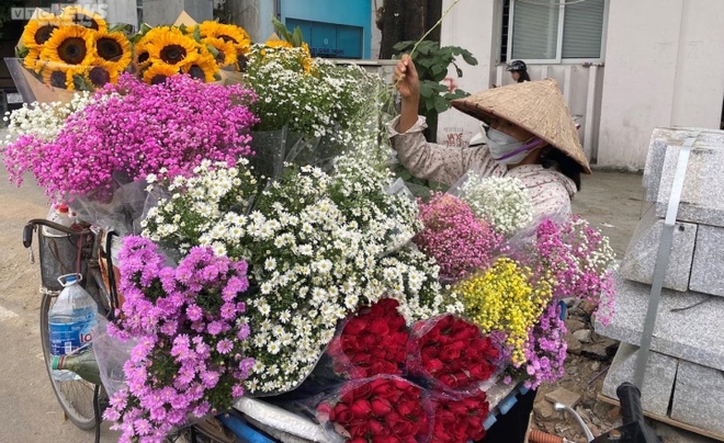 Rong ruổi khắp Hà Nội, gánh hàng hoa bán được chục triệu đồng mỗi ngày dịp 20/10 - Ảnh 4.