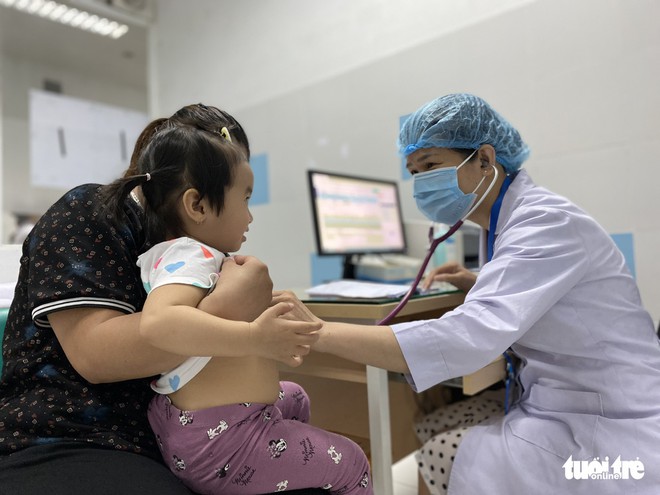 Bệnh h&ocirc; hấp v&agrave;o m&ugrave;a, rồng rắn xếp h&agrave;ng chờ kh&aacute;m ở Bệnh viện Nhi đồng 2 - Ảnh 3.
