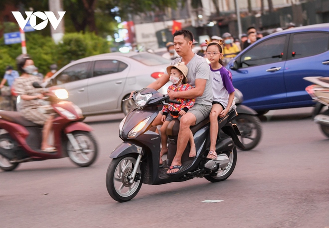 Nhan nhản phụ huynh đưa đón con để đầu trần, vượt đèn đỏ trên đường phố Hà Nội - Ảnh 16.