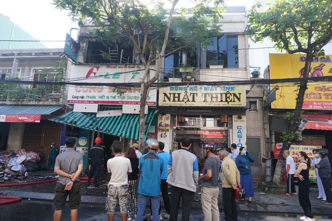 Ch&aacute;y cửa h&agrave;ng b&aacute;n đồ thể thao, nhiều người th&aacute;o chạy - Ảnh 2.