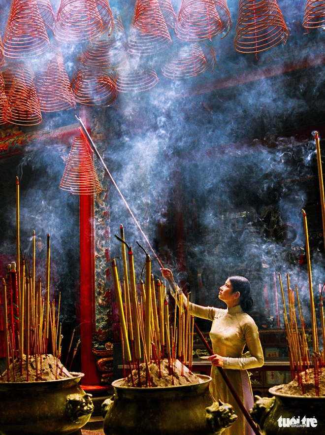 Đi t&igrave;m h&igrave;nh b&oacute;ng phụ nữ Việt Nam qua những bức ảnh - Ảnh 6.