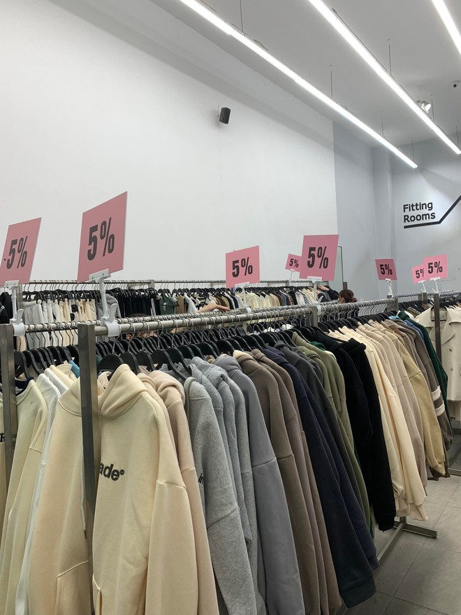 Nhiều cửa hàng thời trang tại Hà Nội tung sale dịp 20/10, mức giảm khủng lên đến 80% - Ảnh 5.