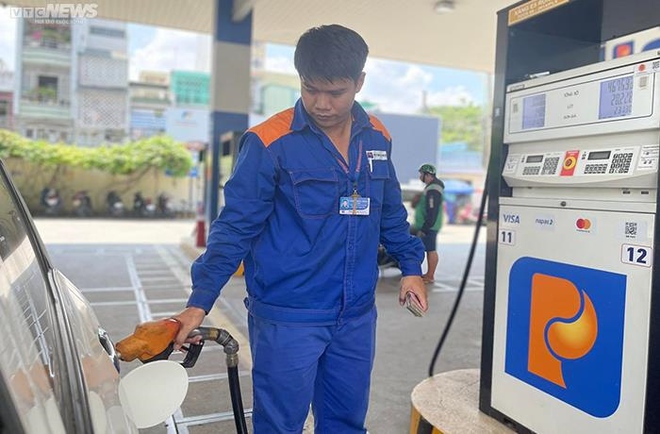 Gi&aacute; xăng tăng nhẹ hơn 300 đồng/l&iacute;t - Ảnh 1.