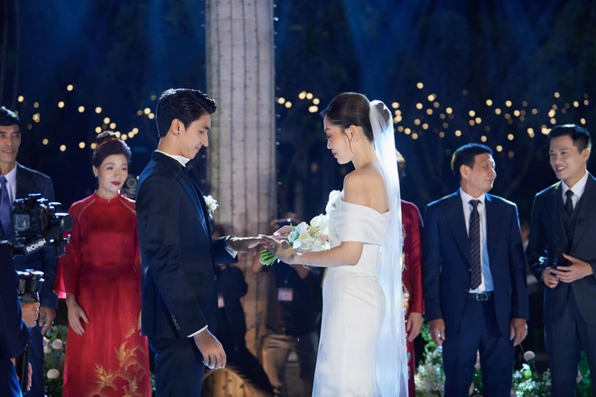 Tiệc tối của B&igrave;nh An - Phương Nga: Ch&uacute; rể mang xe ph&acirc;n khối lớn l&ecirc;n lễ đường, Hương Giang bối rối h&aacute;t tặng ch&iacute;nh chủ - Ảnh 12.