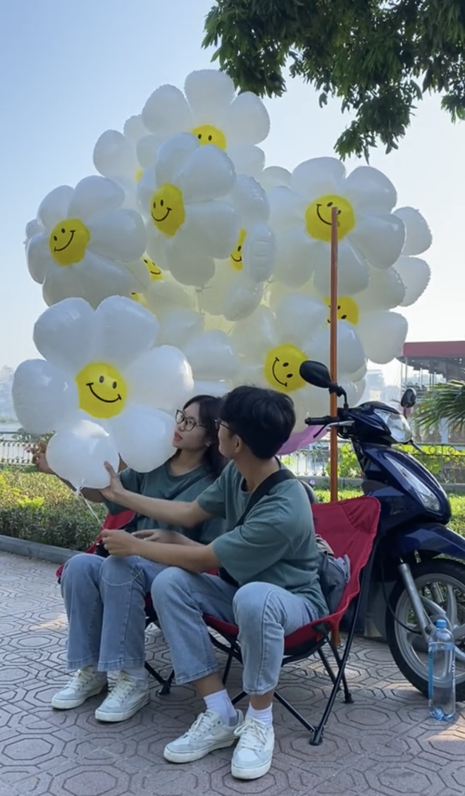 Giới trẻ Hà Nội thích thú với trào lưu check-in bóng bay bông hoa khắp hồ Tây - Ảnh 4.