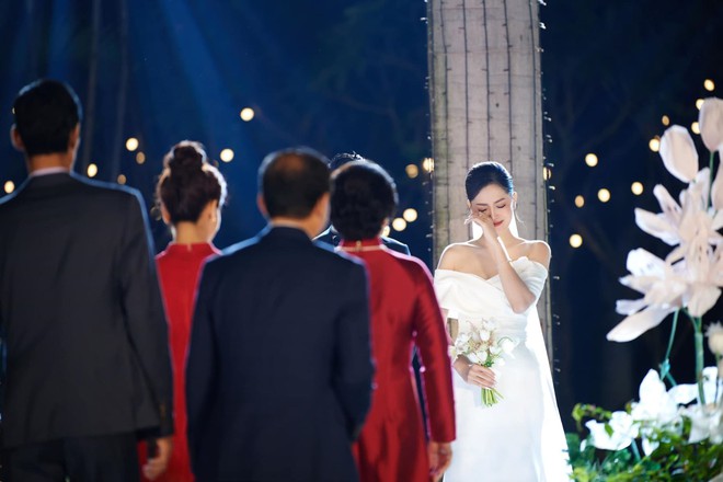 Tiệc tối của B&igrave;nh An - Phương Nga: Ch&uacute; rể mang xe ph&acirc;n khối lớn l&ecirc;n lễ đường, Hương Giang bối rối h&aacute;t tặng ch&iacute;nh chủ - Ảnh 11.