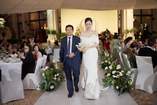 Tiệc tối của B&igrave;nh An - Phương Nga: Ch&uacute; rể mang xe ph&acirc;n khối lớn l&ecirc;n lễ đường, Hương Giang bối rối h&aacute;t tặng ch&iacute;nh chủ - Ảnh 7.