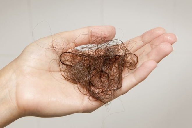 6 sai lầm khi gội đầu mùa đông khiến tóc rụng nhưng nhiều chị em thường mắc phải - Ảnh 4.