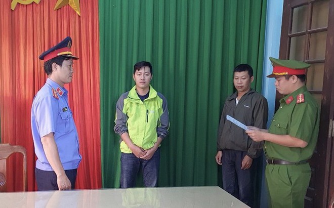 Cựu c&aacute;n bộ c&ocirc;ng an bị bắt v&igrave; c&ugrave;ng vợ lừa đảo hơn 23 tỉ đồng - Ảnh 1.