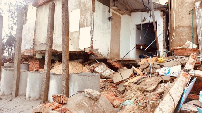 D&atilde;y nh&agrave; ven biển Hội An bị s&oacute;ng đ&aacute;nh sập: Tan hoang chỉ sau một đ&ecirc;m - Ảnh 4.