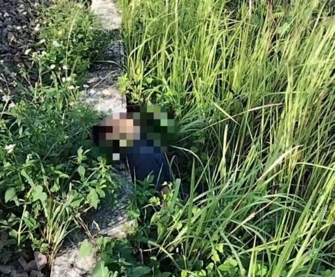 Người đàn ông tử vong cạnh đường ray ở Bình Thuận - Ảnh 1.