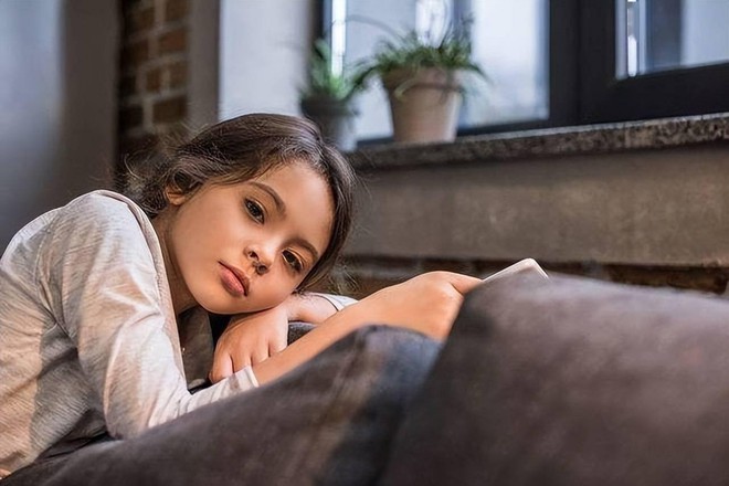 3 biểu hiện đ&aacute;ng b&aacute;o động của đứa trẻ thiếu t&igrave;nh y&ecirc;u thương - Ảnh 3.