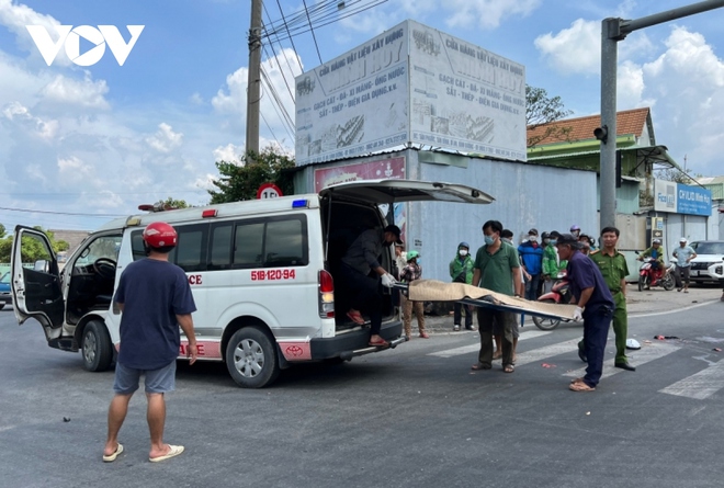 Xe tải vượt đèn đỏ tông liên hoàn khiến thai phụ tử vong - Ảnh 1.