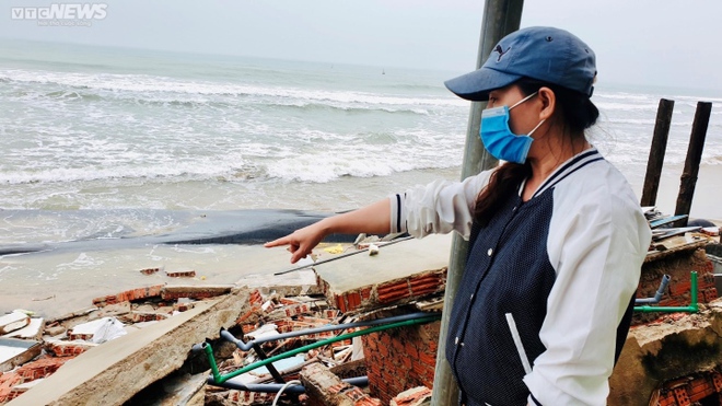 D&atilde;y nh&agrave; ven biển Hội An bị s&oacute;ng đ&aacute;nh sập: Tan hoang chỉ sau một đ&ecirc;m - Ảnh 2.