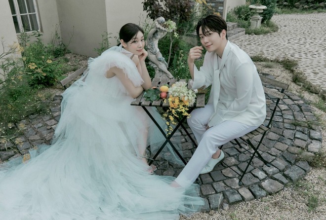 BST váy cưới 3 trắng - 1 vàng của cô dâu Kim Yuna - Ảnh 1.