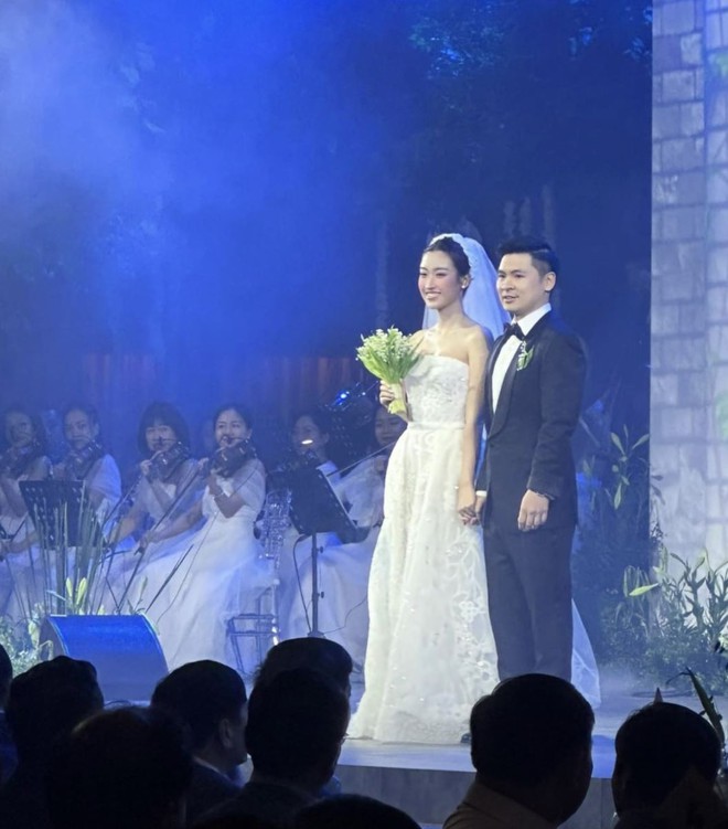 Đỗ Mỹ Linh đẹp như c&ocirc;ng ch&uacute;a, s&aacute;nh bước b&ecirc;n Đỗ Vinh Quang giữa kh&ocirc;ng gian cổ t&iacute;ch - Ảnh 8.