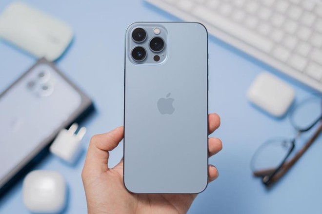 Gi&aacute; iPhone 13 bất ngờ tăng mạnh - Ảnh 1.